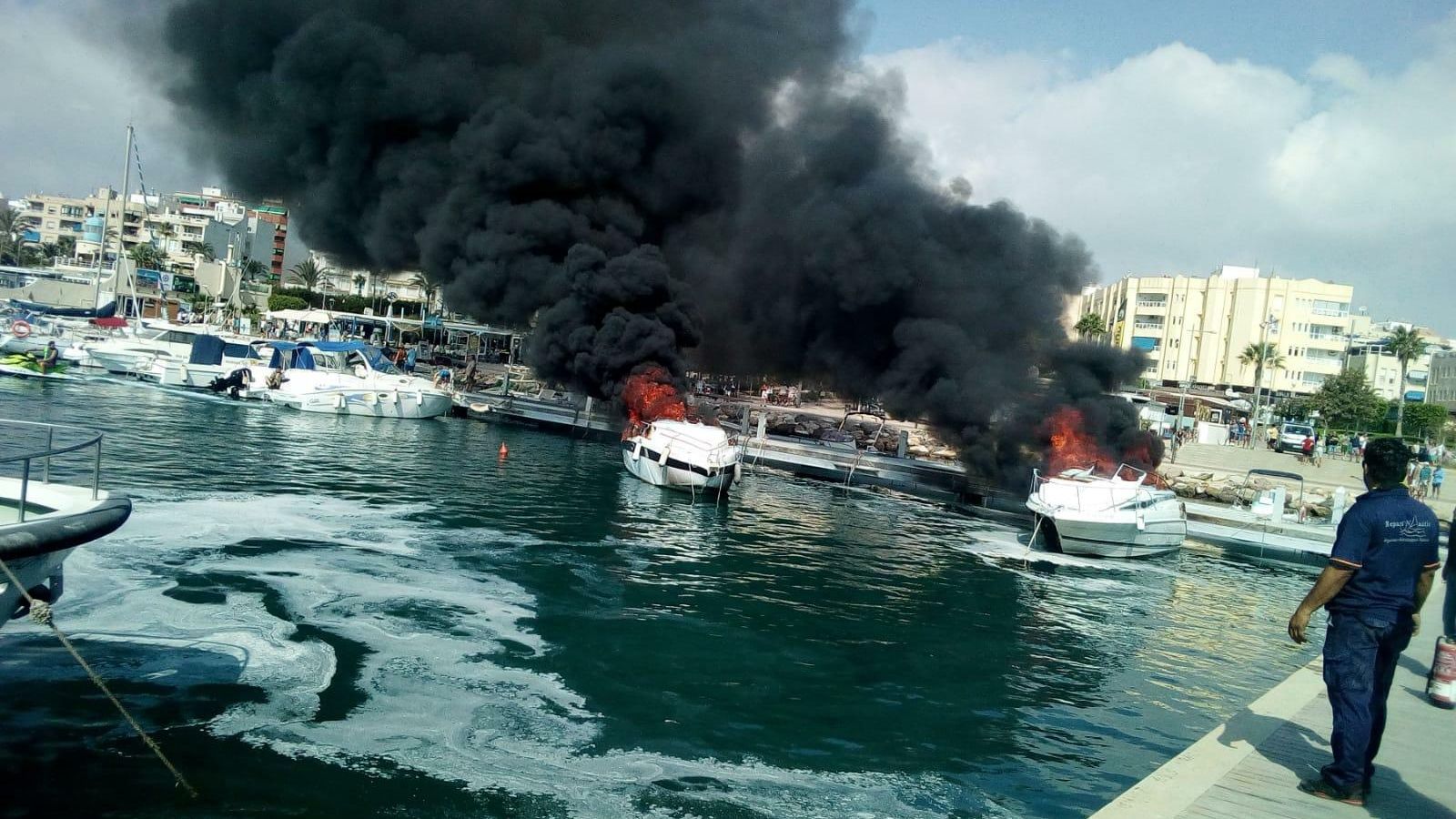 Las embarcaciones han quedado siniestro total tras el incendio.