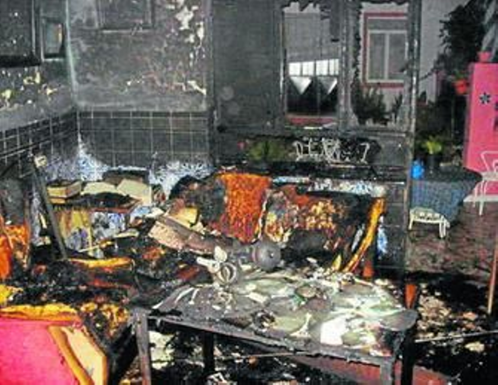 Estado en que quedó el interior de la vivienda tras el incendio.