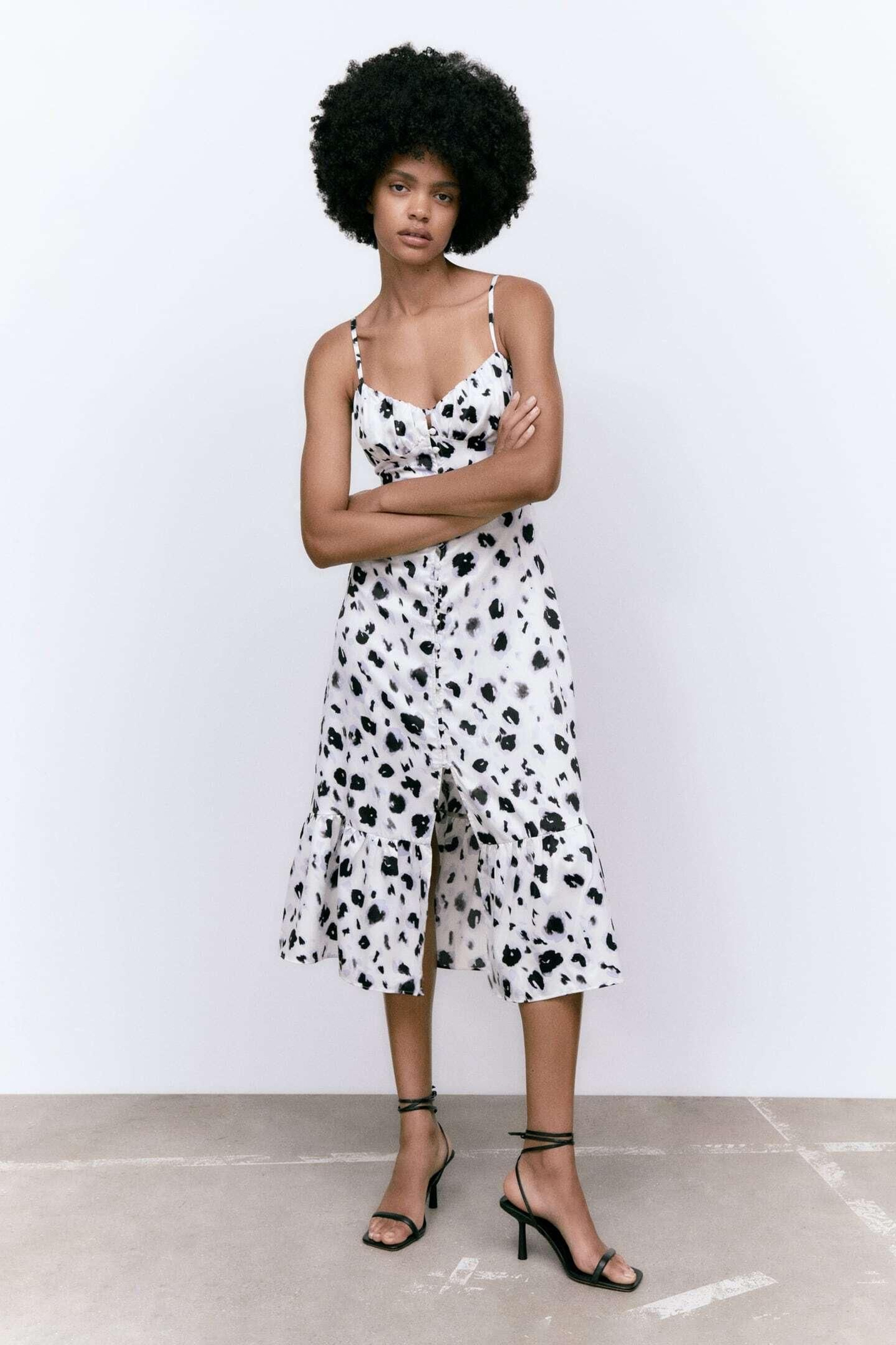 Vestido en animal print de Zara.