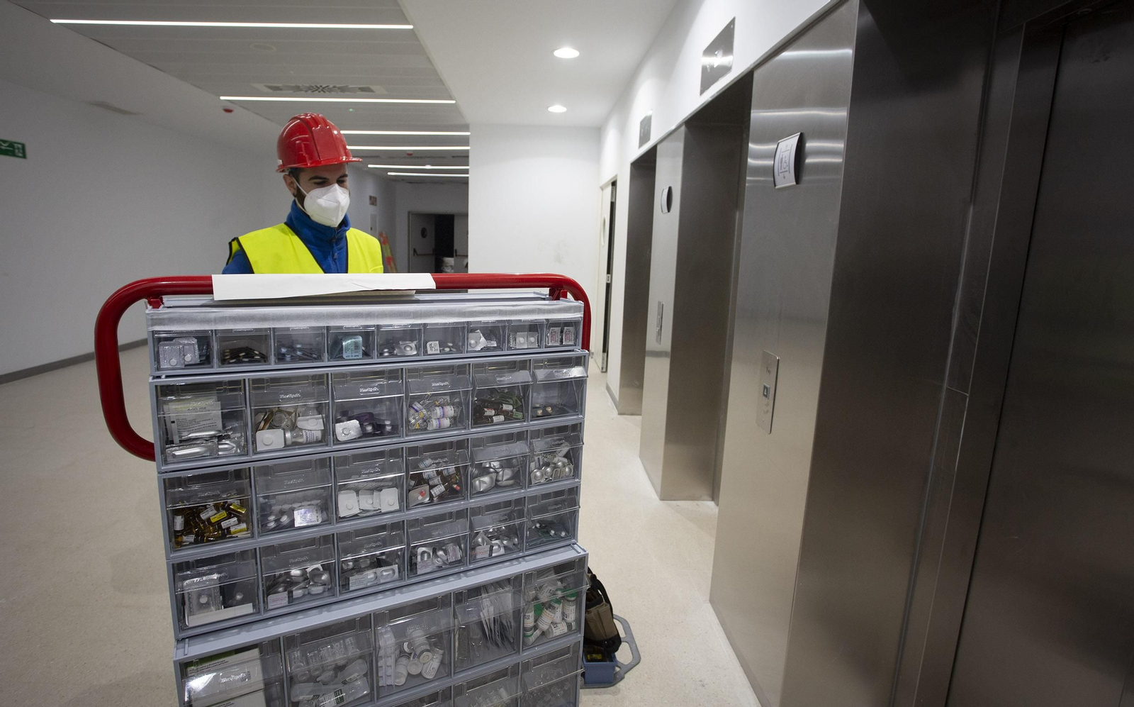 Las imágenes de la visita al interior del Hospital Militar de Sevilla