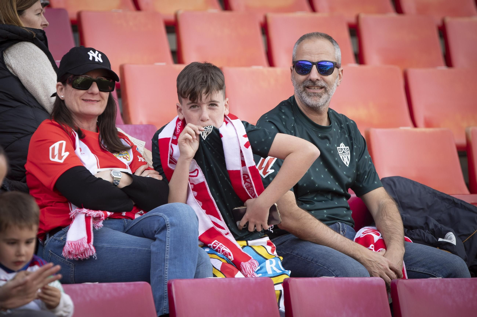 Encuéntrate en el recibimiento al Granada y la grada de Los Cármenes