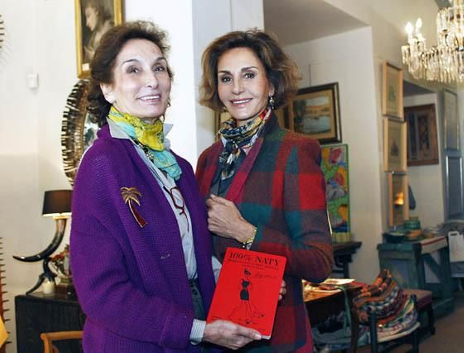 Las hermanas Ana María y Naty Abascal, con el libro de ésta última, ‘100 % Naty’.  Foto: Victoria Ramírez
