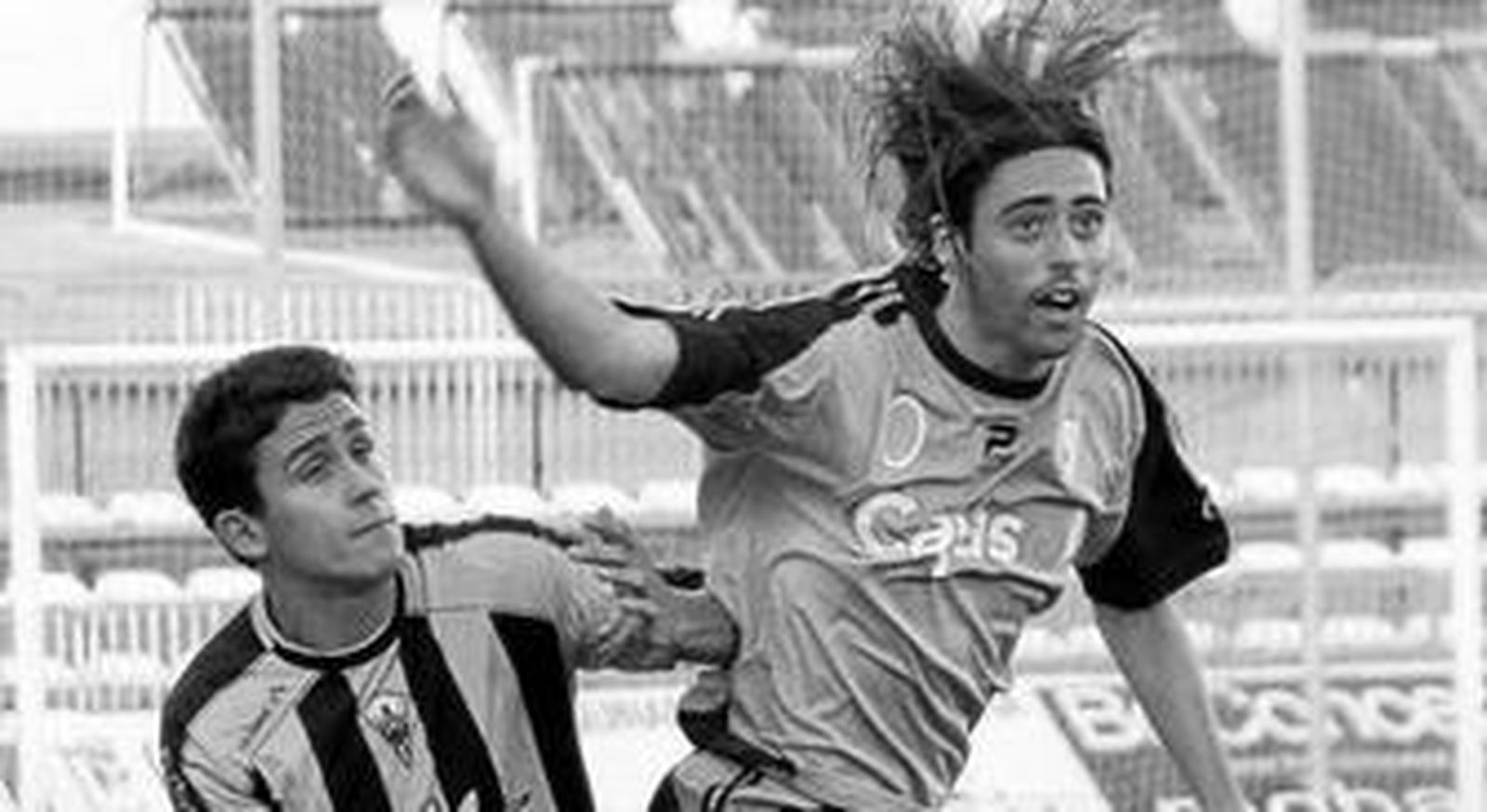 Lobato -derecha- salta con un rival en un encuentro del Lucena esta temporada.