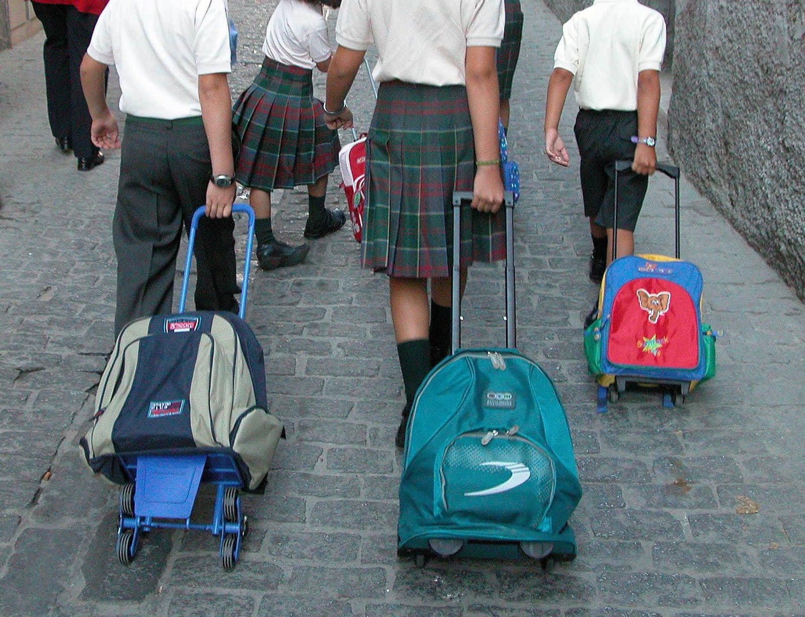 Alumnado va a clase con sus mochilas en una imagen de archivo. Alumnado va a clase con sus mochilas en una imagen de archivo.