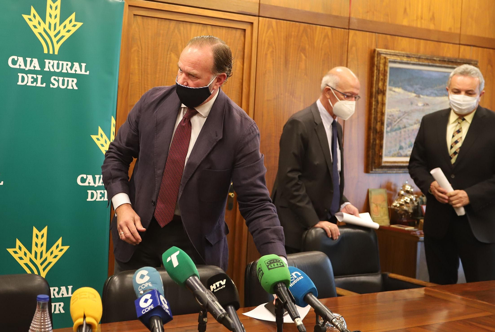 El presidente de la Caja Rural del Sur, José Luis García-Palacios, momentos antes de hablar en rueda de prensa acompañado por Ricardo Hueso y Alfredo González. El presidente de la Caja Rural del Sur, José Luis García-Palacios, momentos antes de hablar en rueda de prensa acompañado por Ricardo Hueso y Alfredo González.