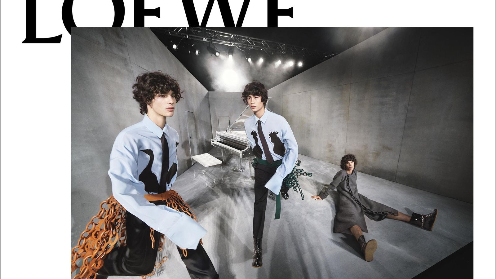 Tres modelos que parecen uno en la publicidad de Loewe.