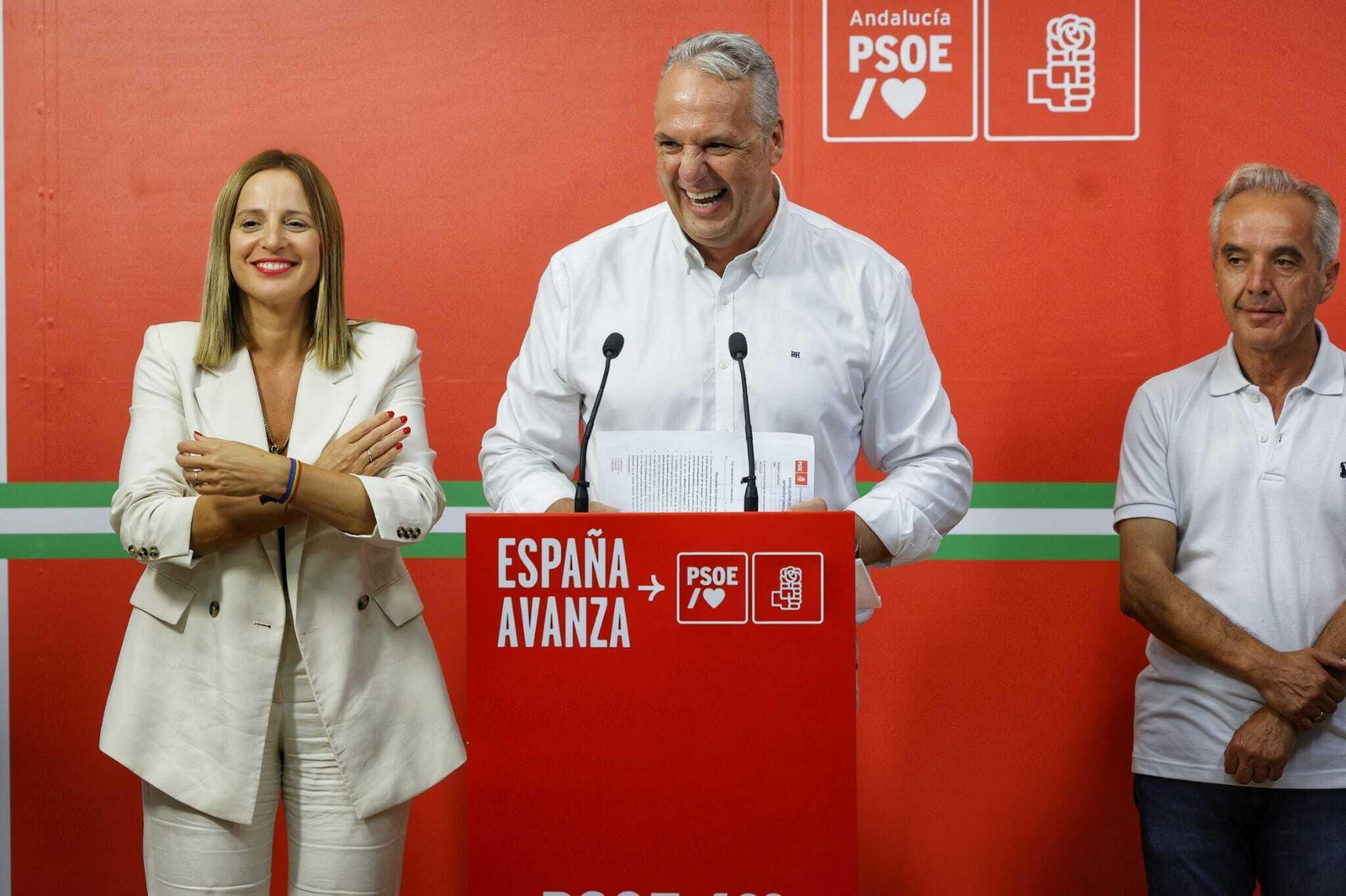 Ruiz Boix, flanqueado por Ana Carrera y Alfonso Moscoso, en la sede del PSOE.
