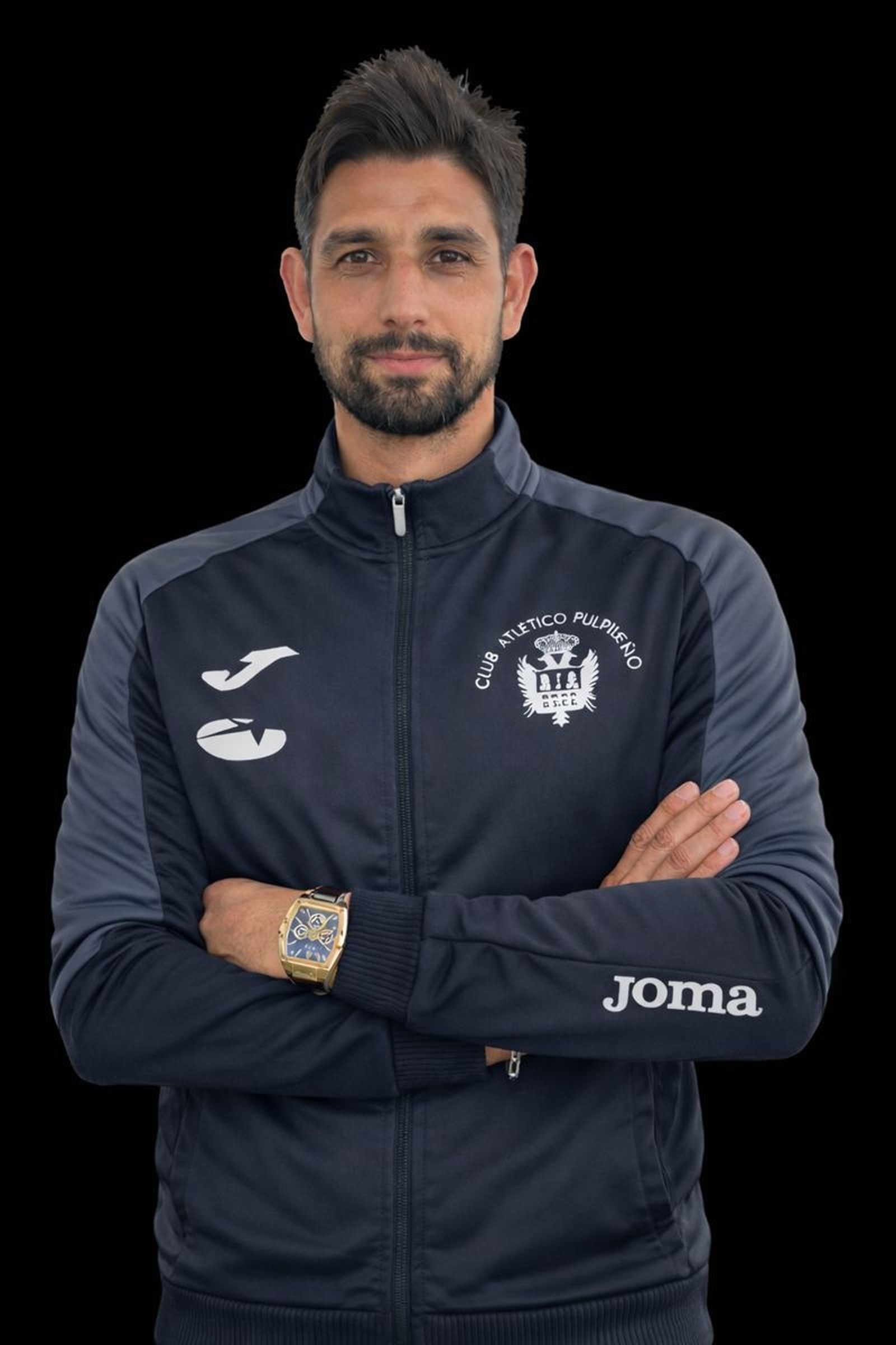 El técnico del Atlético Pulpileño, con la indumentaria oficial del conjunto rojinegro.