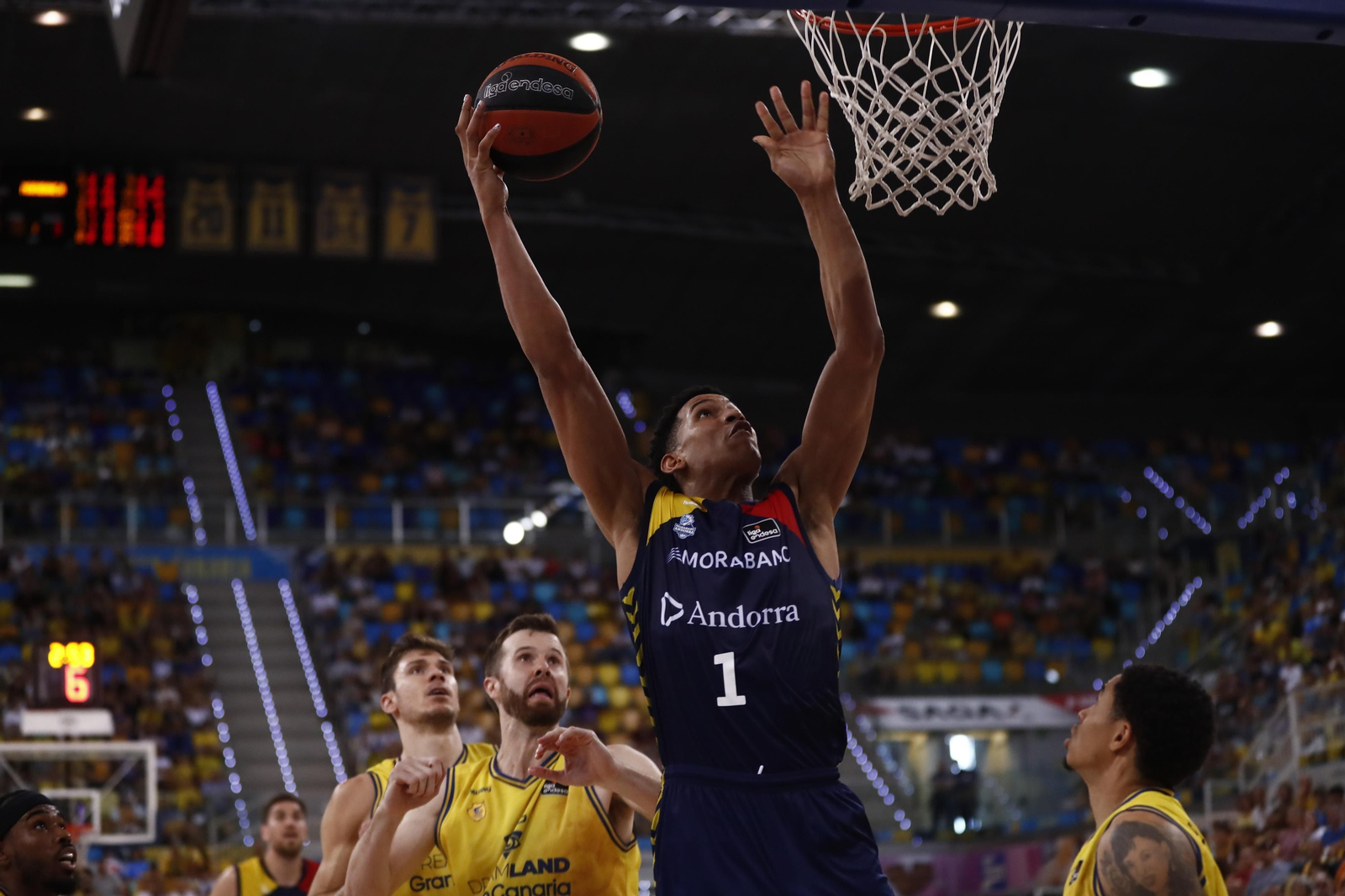 Tyson Pérez ataca el aro.