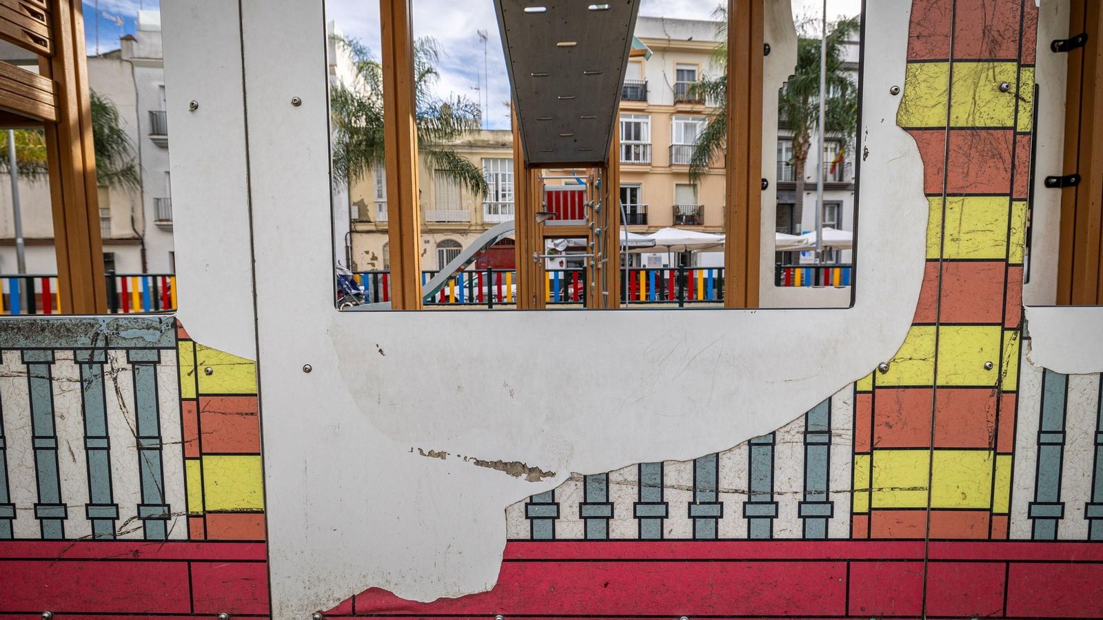 Estado en que se encuentra el parque infantil  de la plaza Manolo Santander.