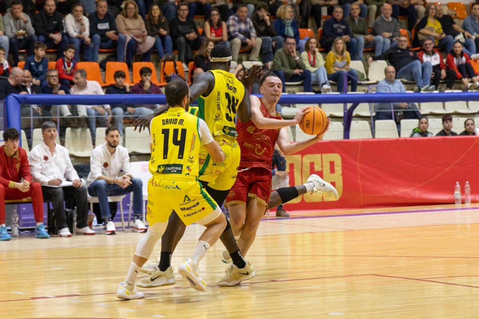 La Salobreja vibra con el derbi de la capital entre Jaén CB y Jaén FS, en imágenes