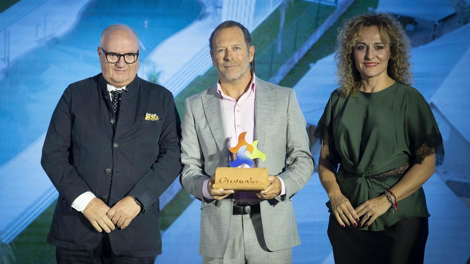Álvaro García recogiendo el premios de Turismo Granada 2025