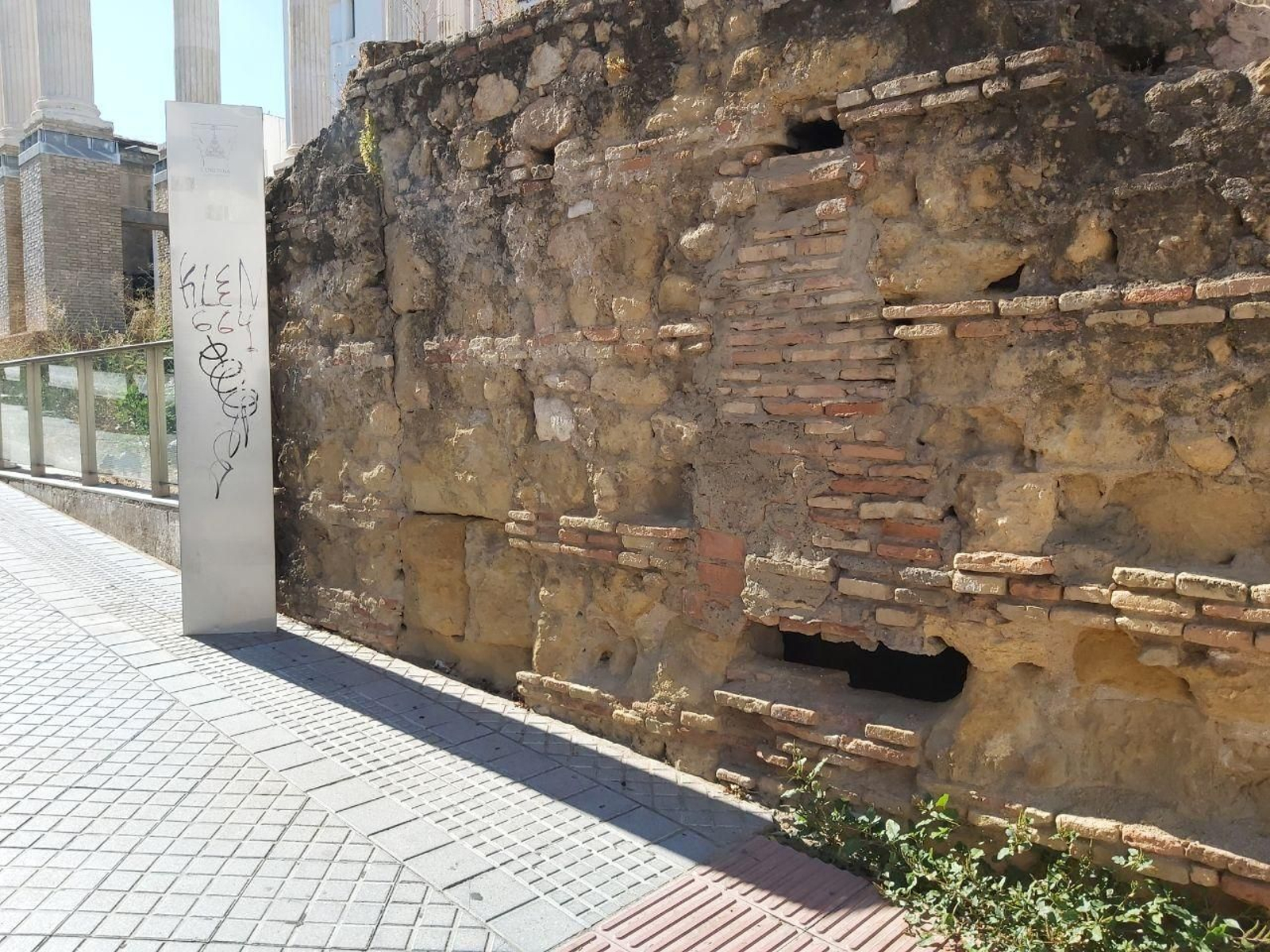 Boquete abierto en el muro del Templo Romano