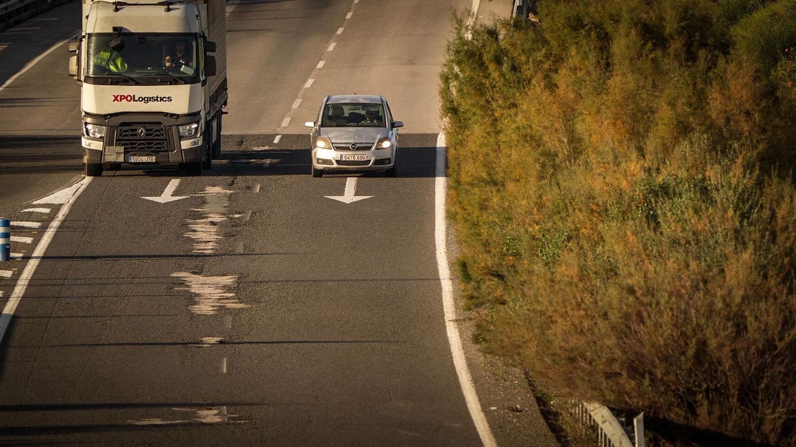Estado del asfalto en el kilómetro 11 de la autovía Jerez-Los Barrios (A-381), cerca de la localidad jerezana.