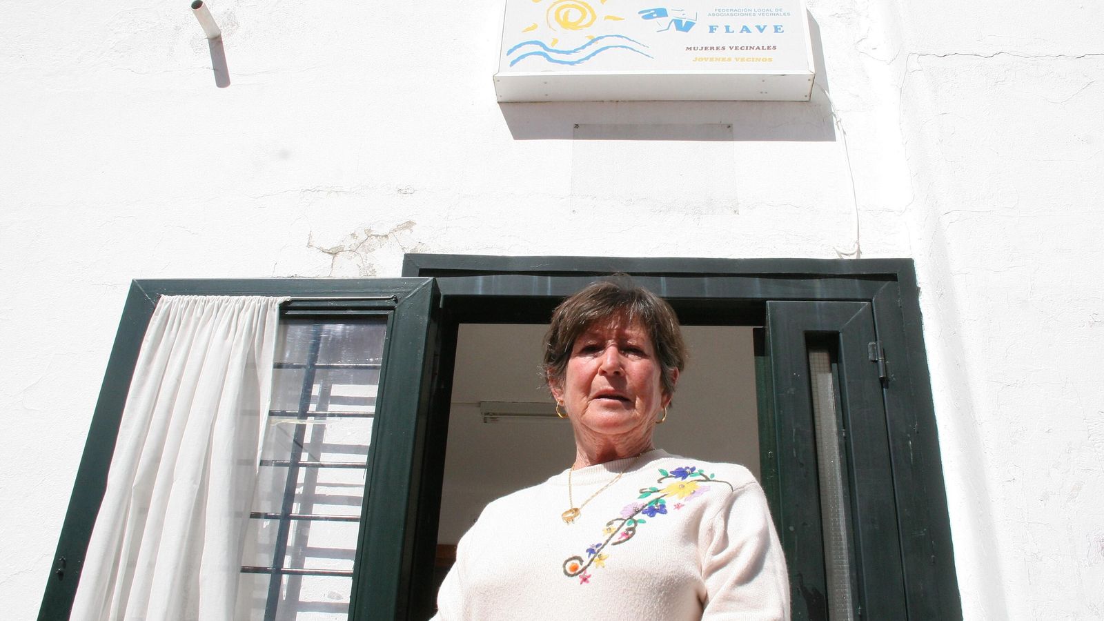 La presidenta de los vecinos de El Puerto, ante la sede ubicada en la plaza Jaime San Narciso.