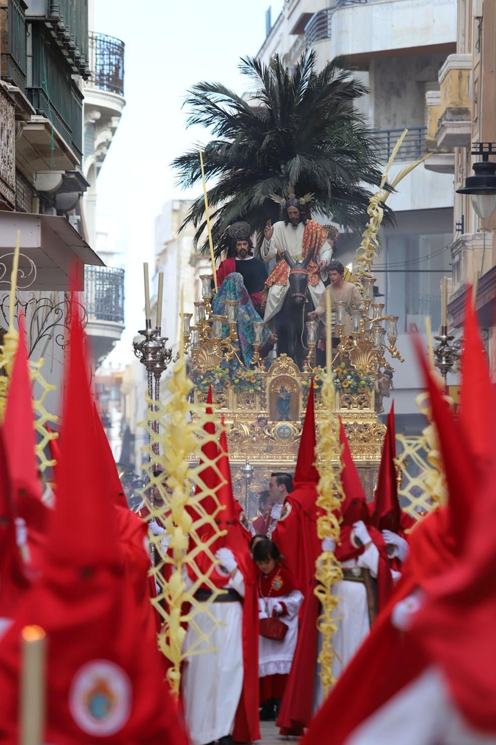 Imágenes del recorrido de la Borriquita  por las calles de Huelva