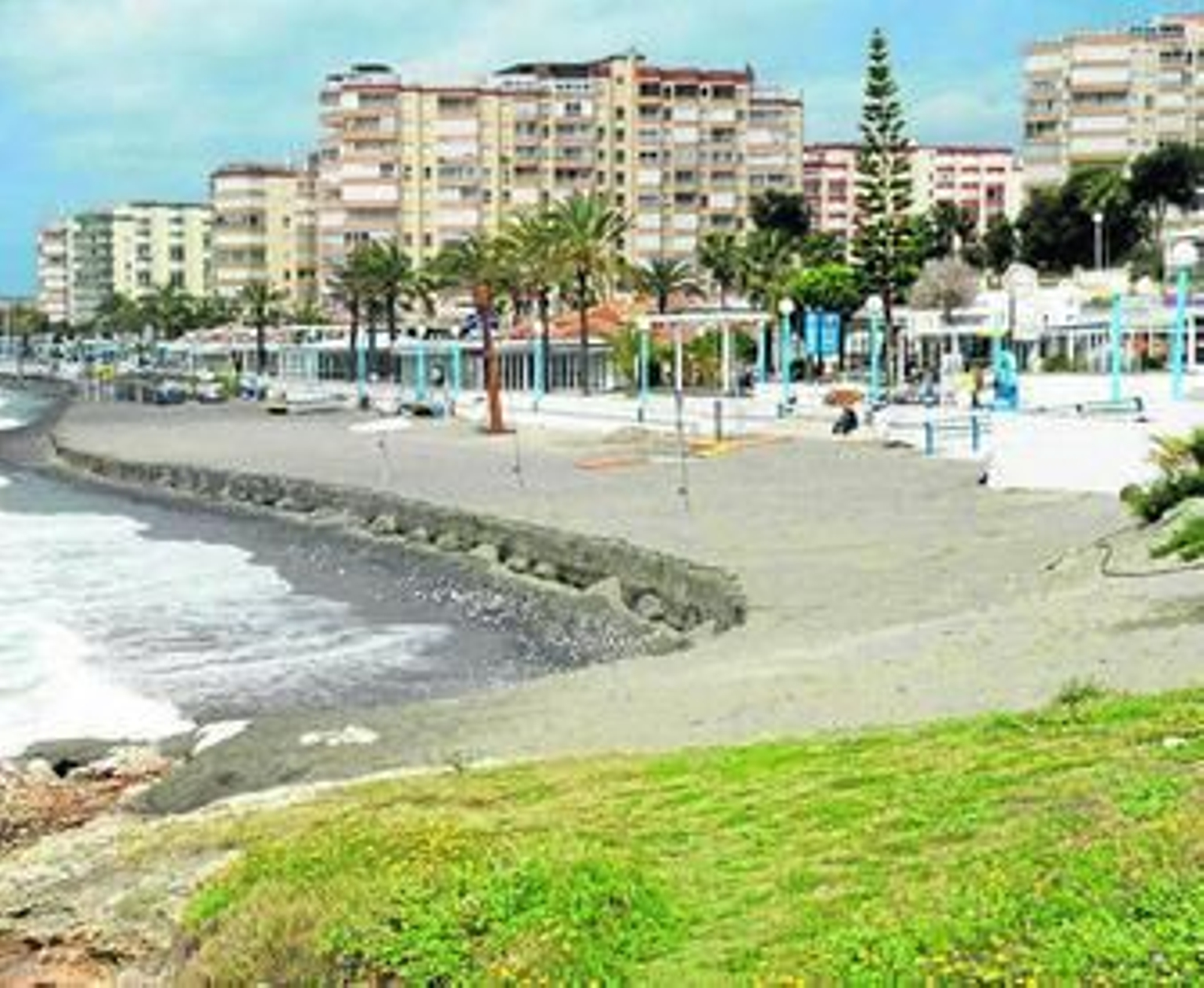 La playa de Ferrara, en Torrox, tras un temporal.
