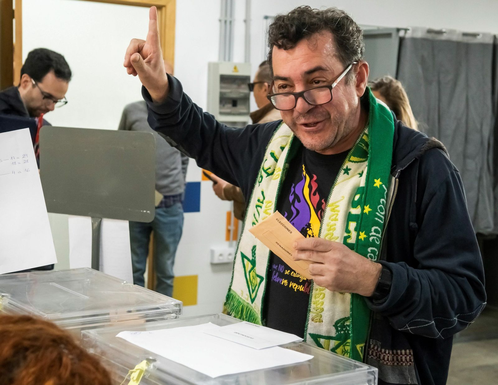 Un lector aficionado al Betis ejerce su derecho al voto con su bufanda bética al cuello, ya preparado para el derbi sevillano.