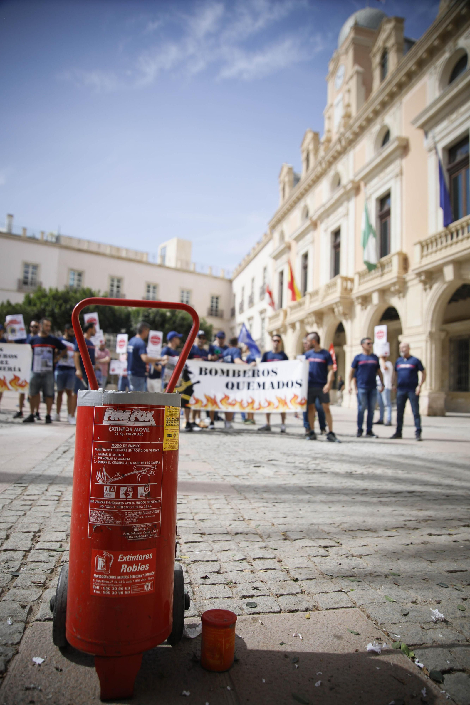 Manifestación de los bomberos quemados de Almería, en imágenes