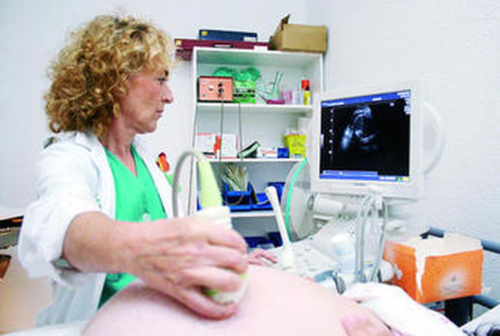 Una especialista durante la realización de una ecografía.