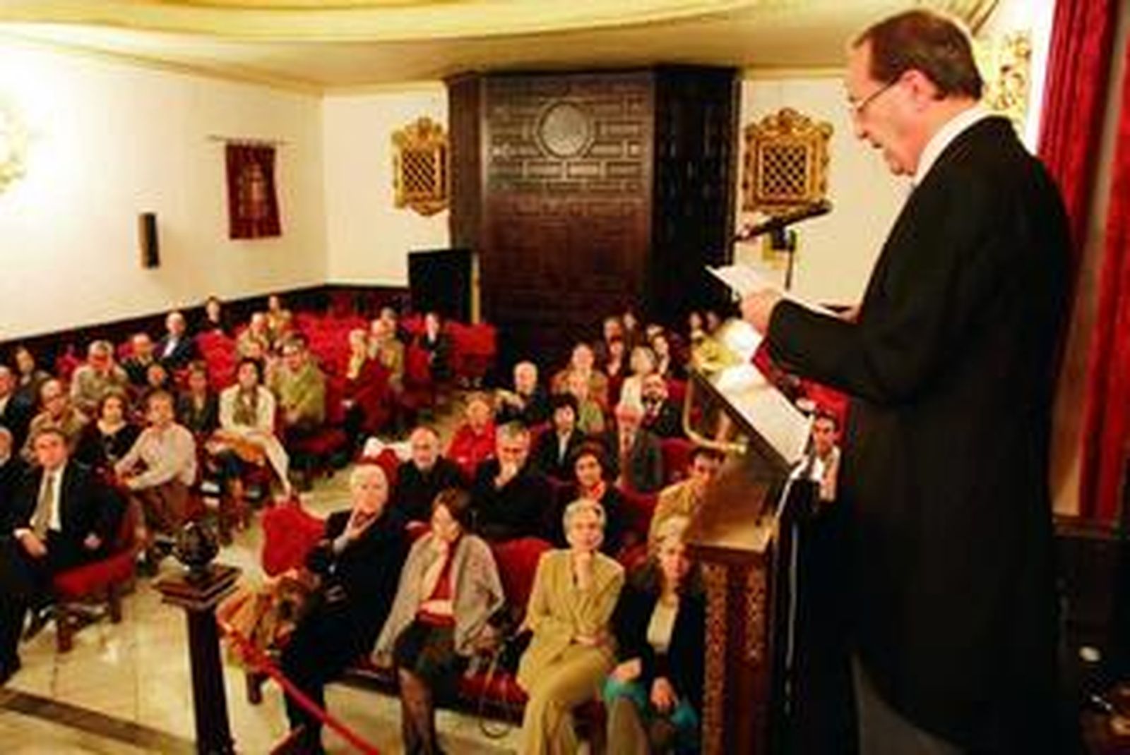 Sánchez Trigueros, ayer, durante su lectura homenaje en el Paraninfo de la Facultad de Derecho.