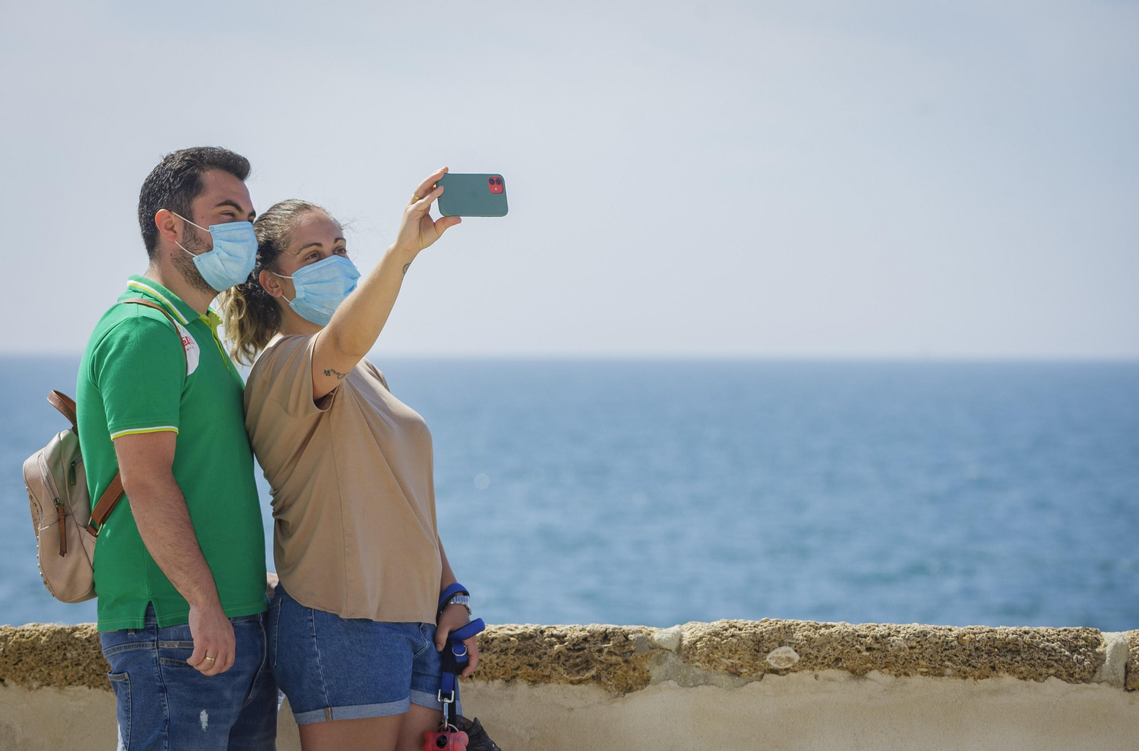 Una pareja se hace un ‘selfie’ en el campo del Sur.