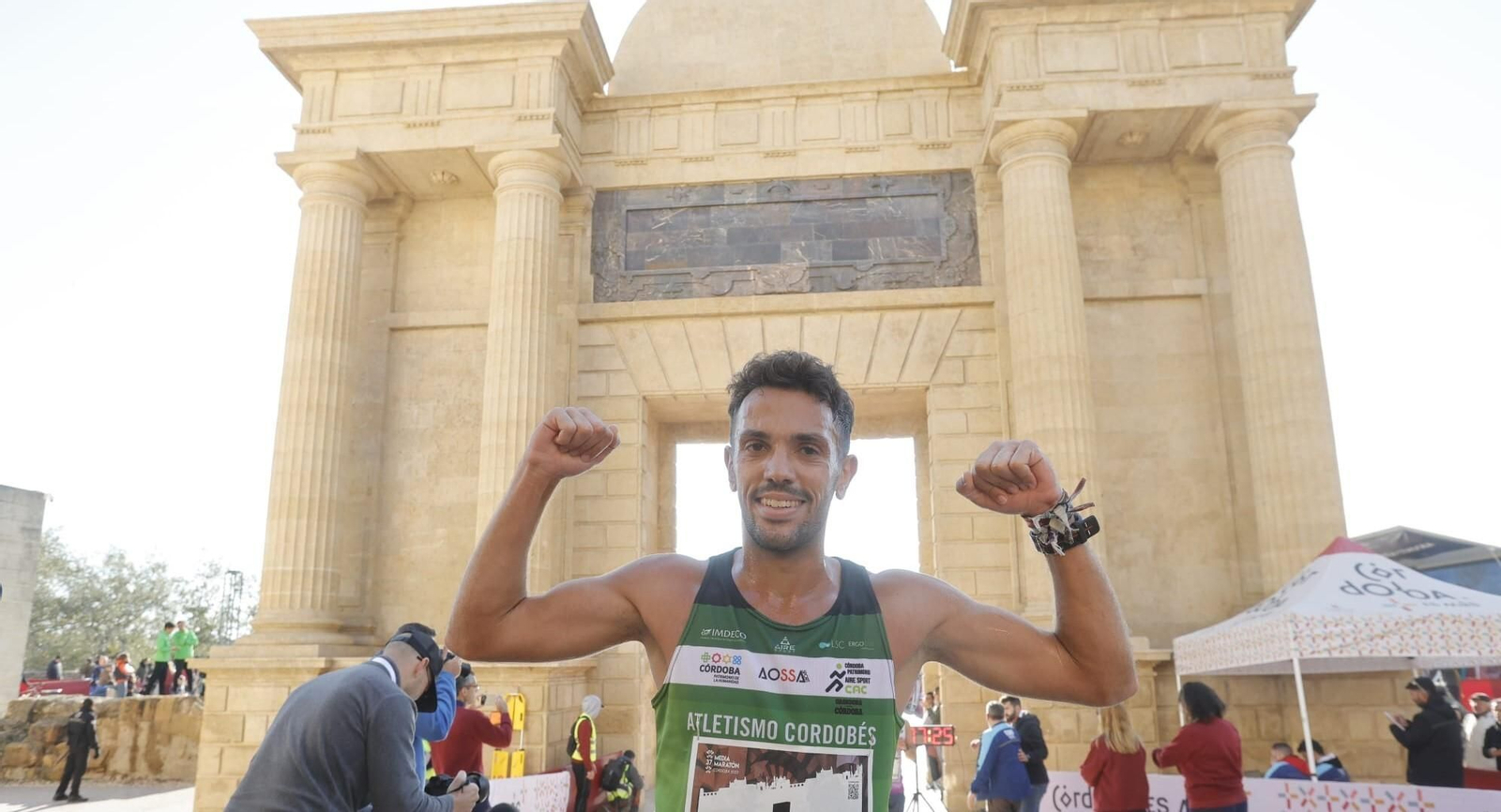 Juan Ignacio Grondona celebra su victoria en la Media Maratón de Córdoba 2023.