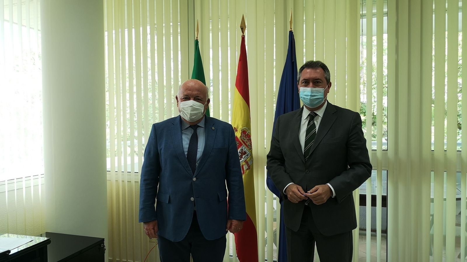 El consejero de Salud y Familias, Jesús Aguirre, y el alcalde de Sevilla, Juan Espadas.