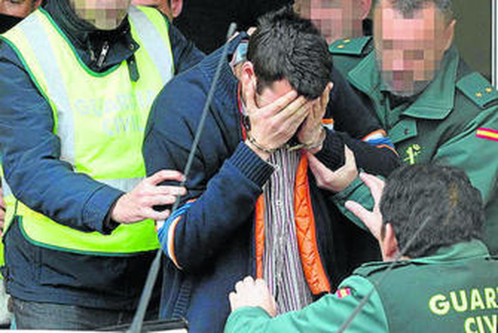 El imputado por la muerte del niño saliendo de los juzgados.