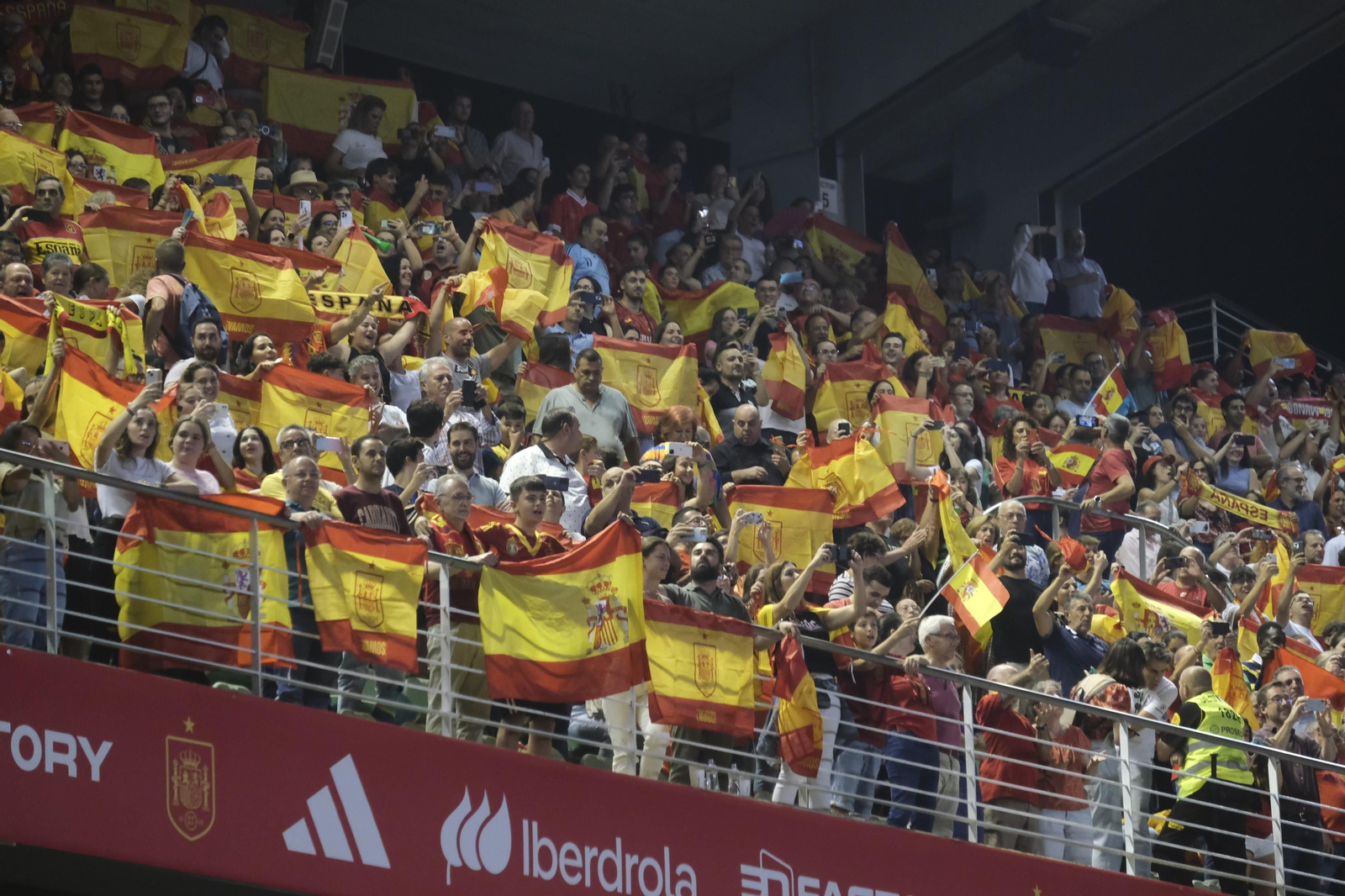 Las mejores fotos del ambiente en El Arcángel para el España - Suiza