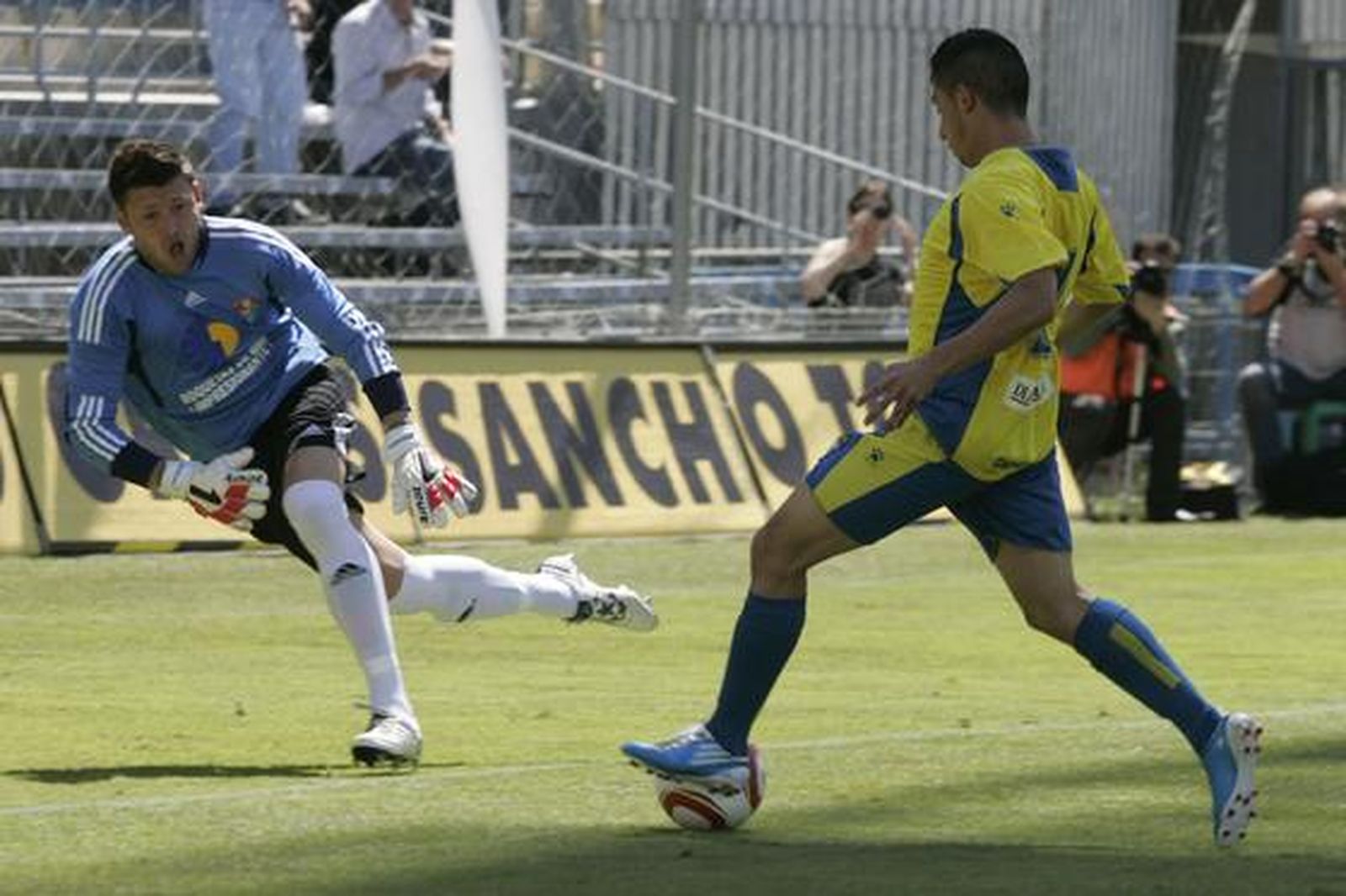 Carlos Caballero bate a Jonathan, pero la jugada fue anulada. 

Foto: Jesus Marin
