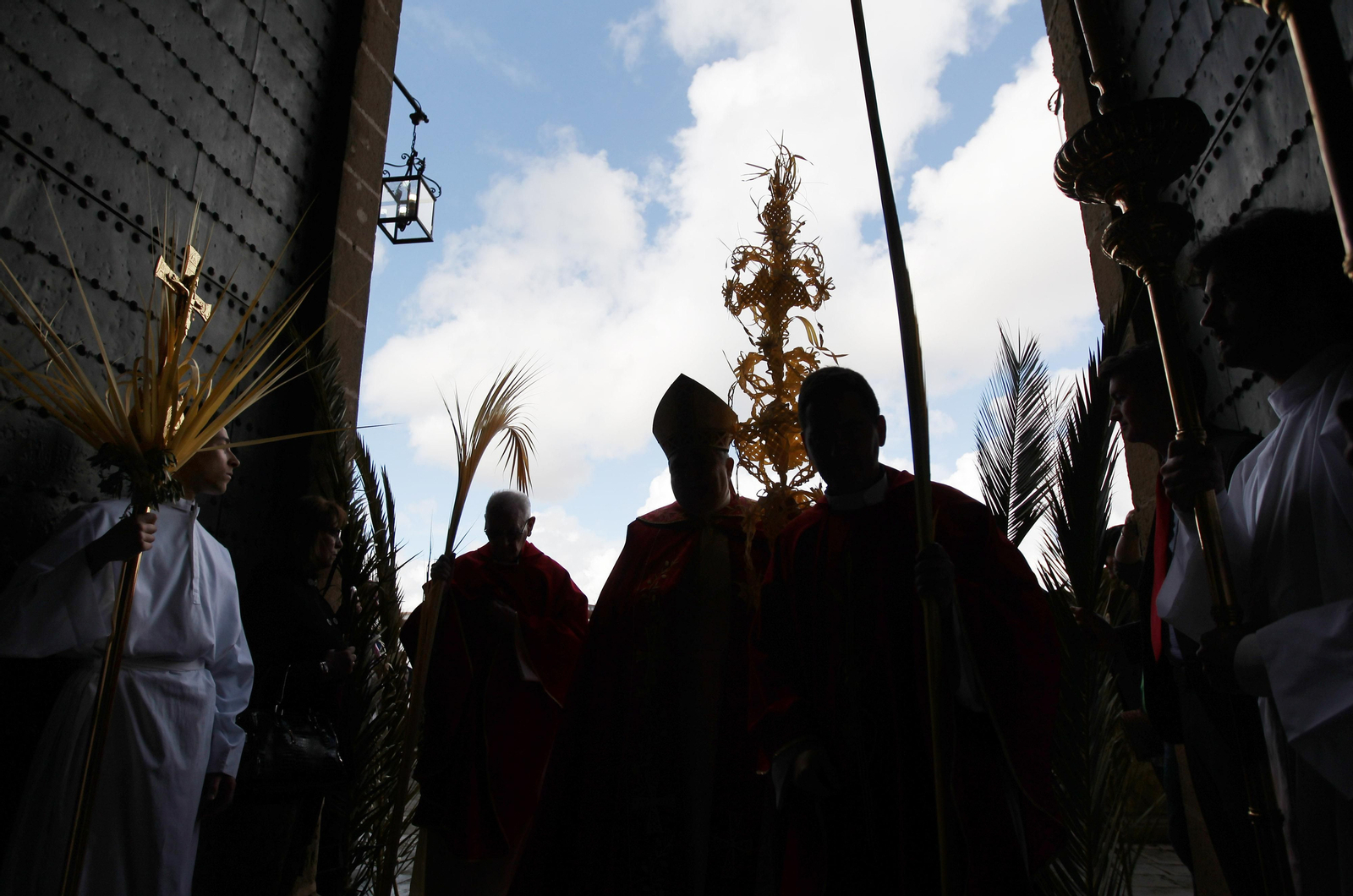 El obispo Mazuelos Pérez entrando en la Cateral tras la procesión de los ramos.
