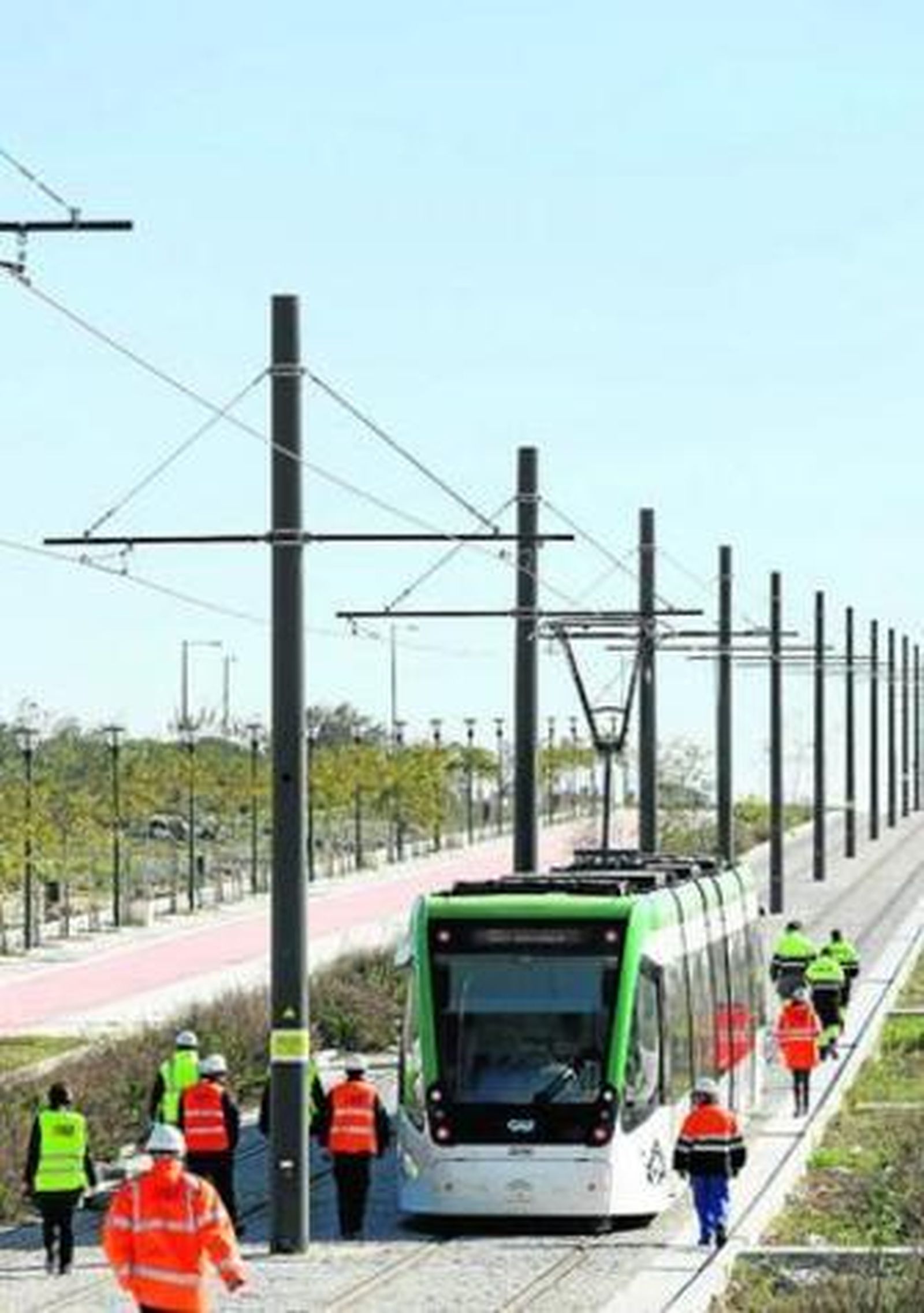 Uno de los trenes del Metro de Málaga, en pruebas en el tramo en superficie de Teatinos.