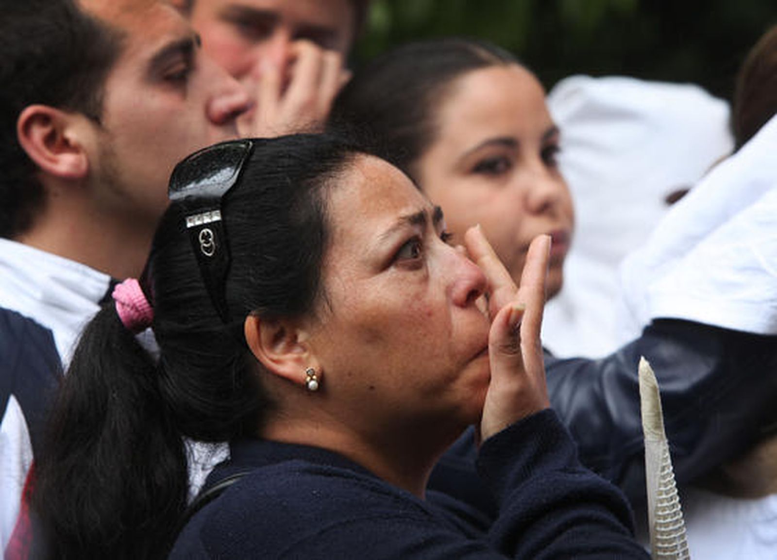 Una mujer llora ayer en las inmediaciones de la iglesia de San Benito.

Foto: Vanesa Lobo