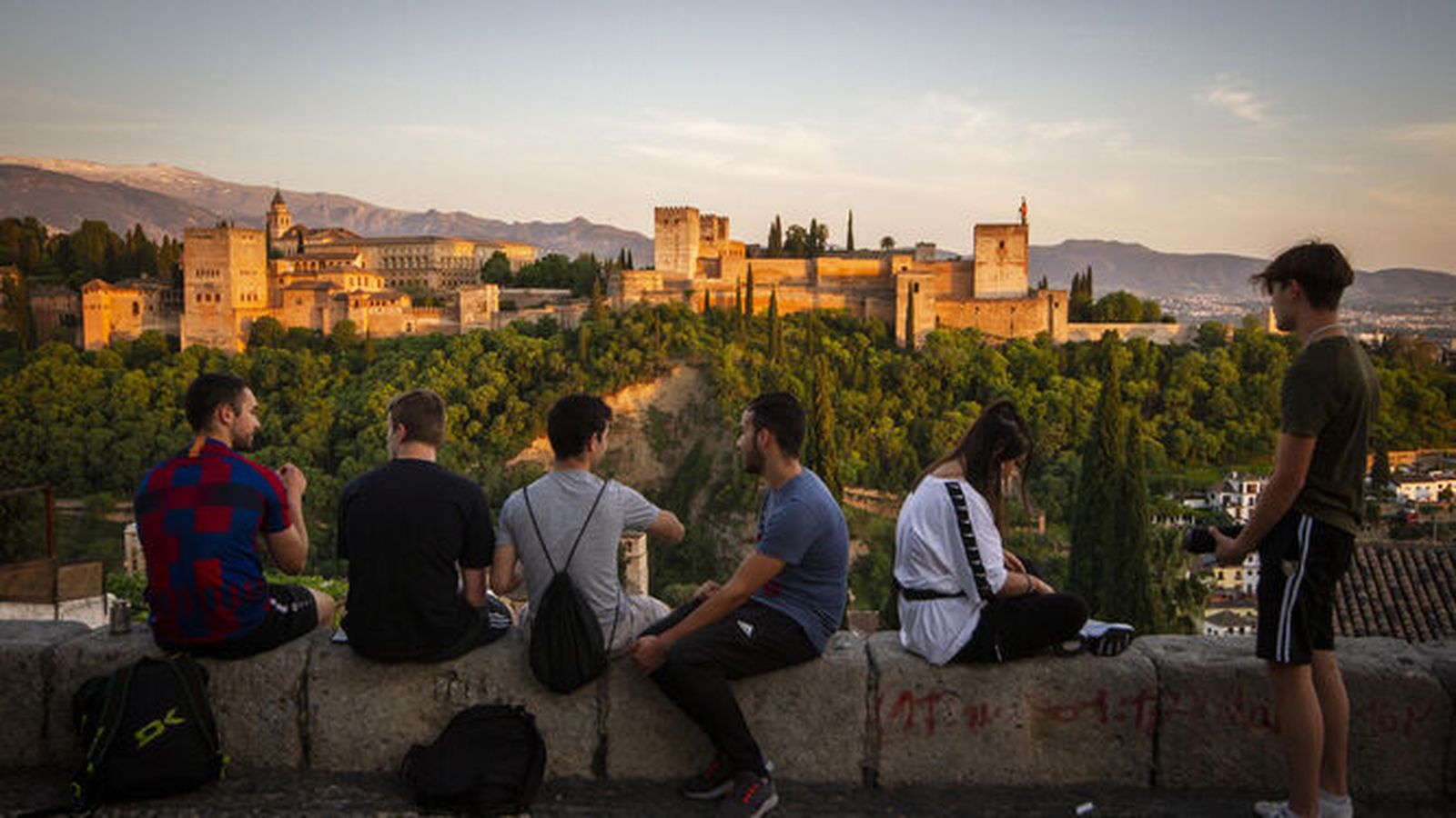 Jóvenes admirando la puesta de sol en el Mirador de San Nicolás