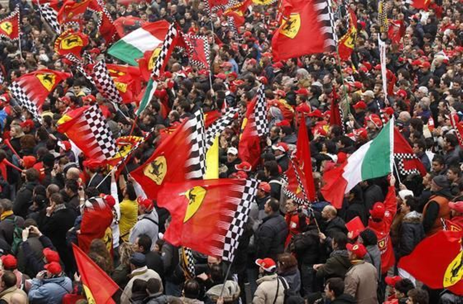 Seguidores de Ferrari en Maranello (Italia).

Foto: Reuters