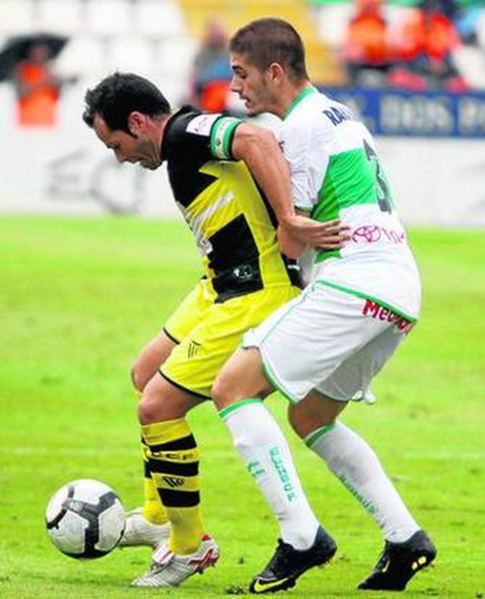 Arteaga, hostigado por un adversario en el Elche-Córdoba de la pasada temporada.