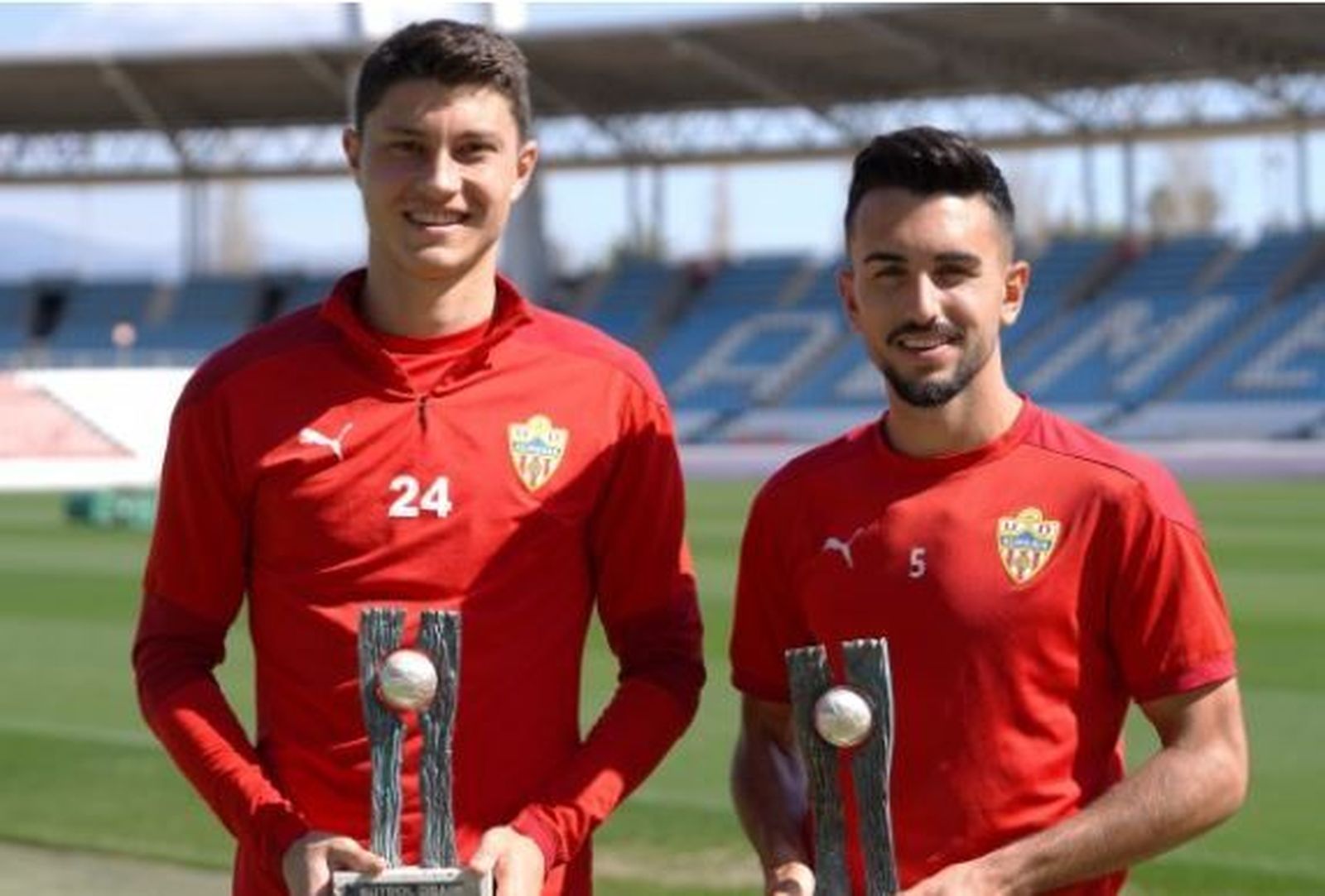 Los dos jugadores rojiblancos, premiados.