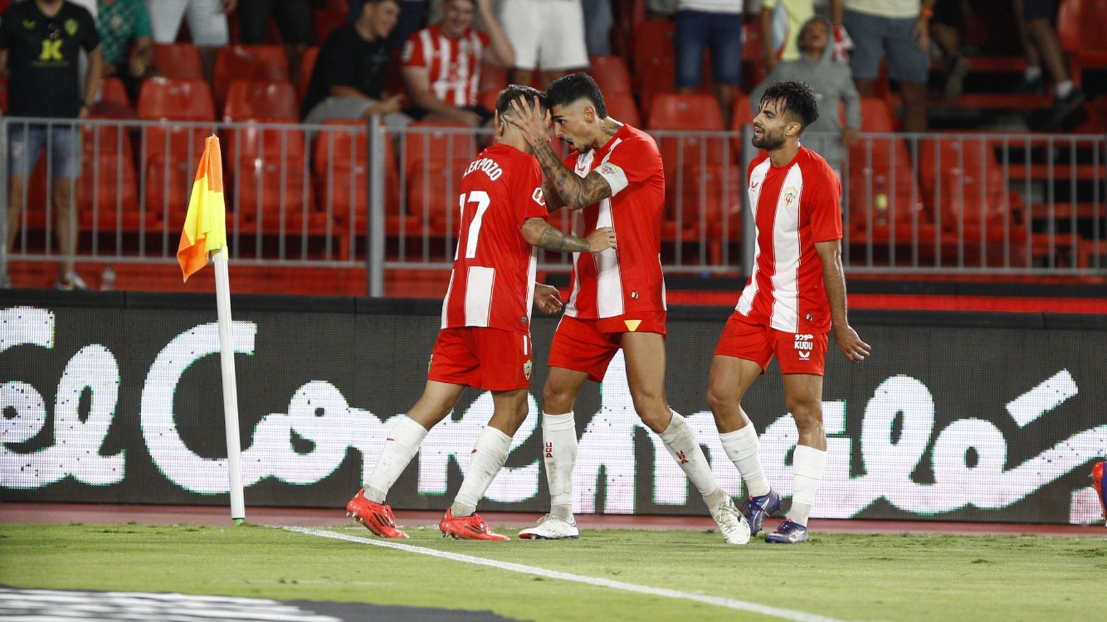 Chumi, Pozo y Puigmal celebran el segundo tanto de los rojiblancos.