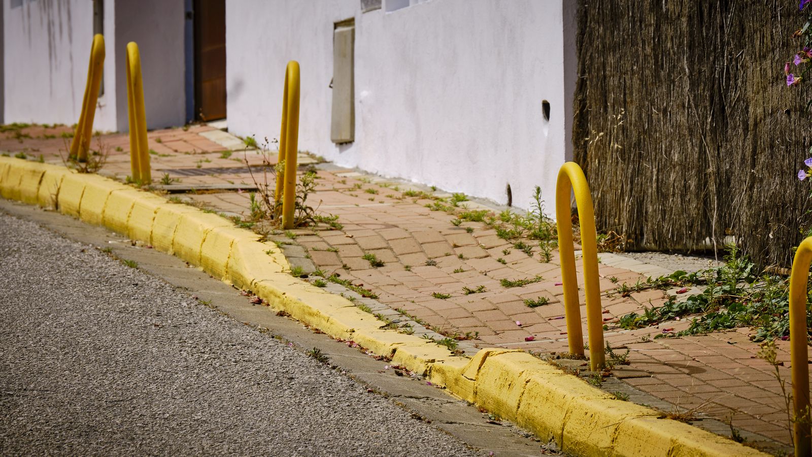 Pavimento en mal estado, susceptible de provocar tropiezos, caidas y accidentes.