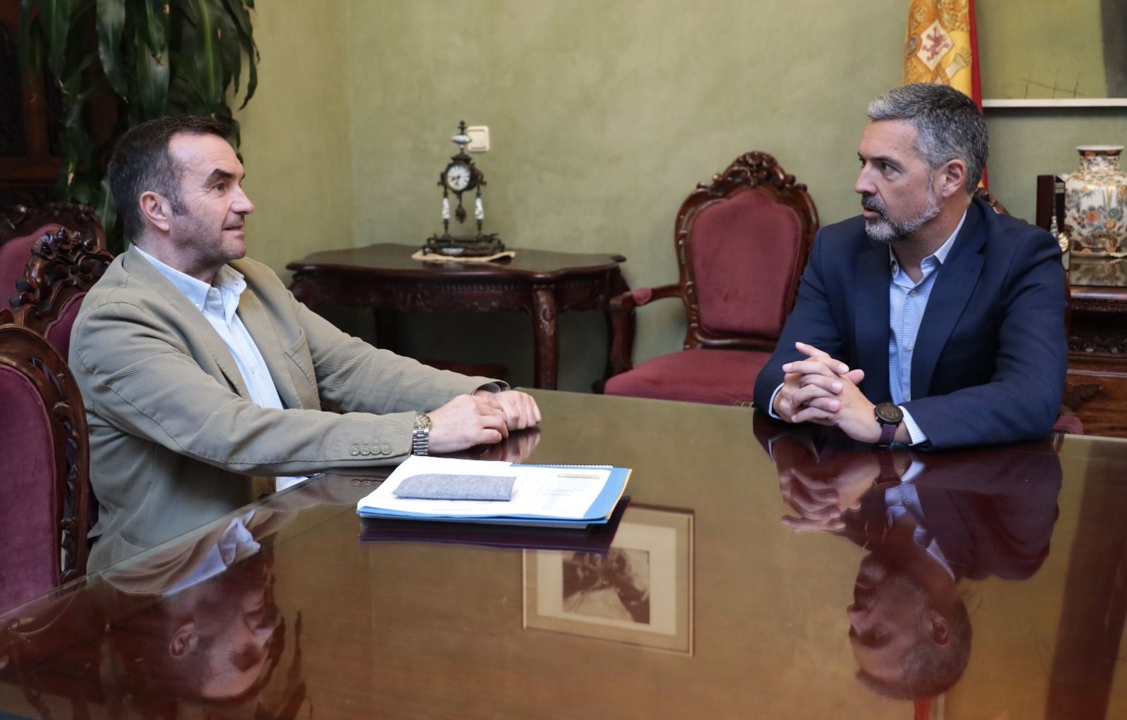 Millán Allegre, presidente de la Mancomunidad, junto a Javier Ruiz Arana, alcalde de Rota.