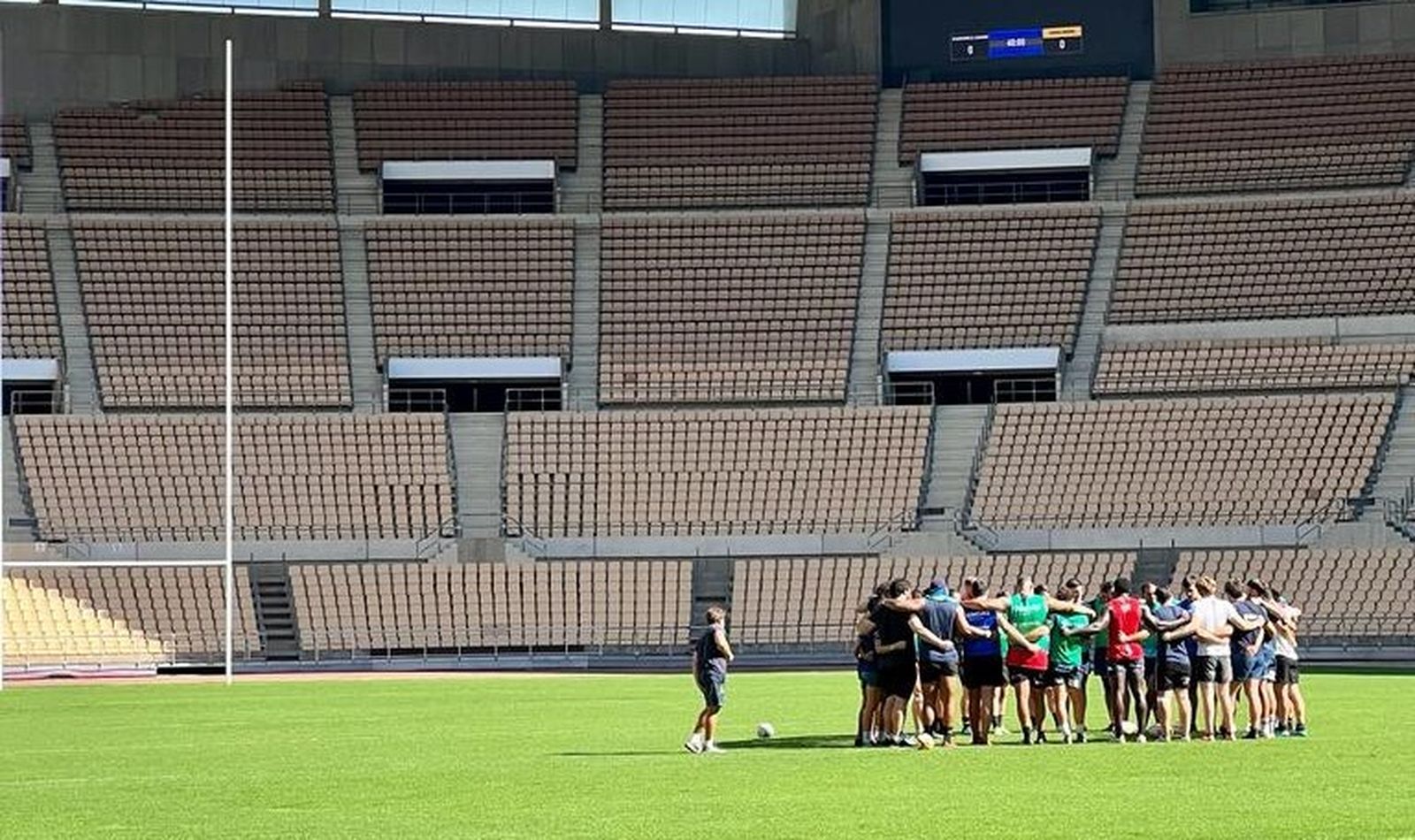 Los jugadores del Real Ciencias Enerside se entrenan este sábado en el Estadio de la Cartuja.