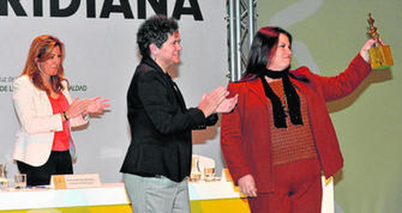 María Oliva Corrales muestra su galardón al público, ayer en Sevilla.