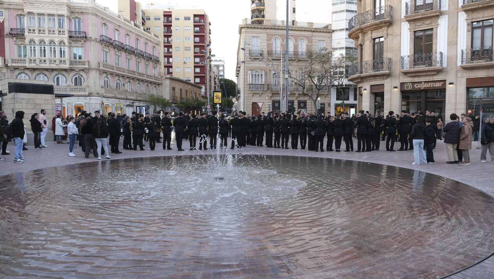 La Banda de Cornetas y Tambores Nuestra Señora del Carmen arropa al Cristo de Medinaceli, en imágenes