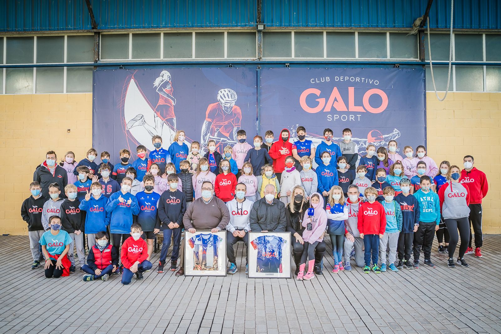 Amat y Rubí junto a buena parte de los 141 niños que integran Galo Sport