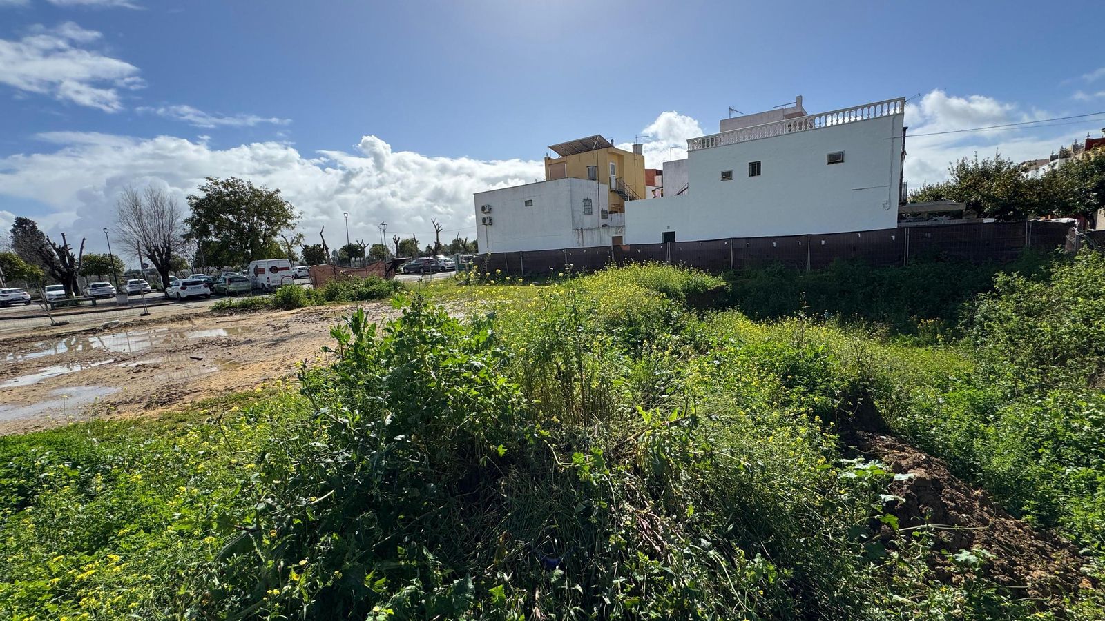 El estado actual del terreno donde se iniciaron las obras del nuevo centro de salud en 2023.