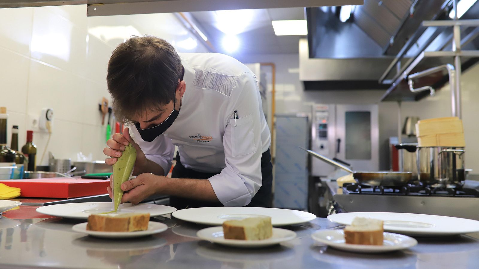 El ‘chef del sherry’ en pleno montaje del primer plato en las cocinas de ‘La Carboná’.