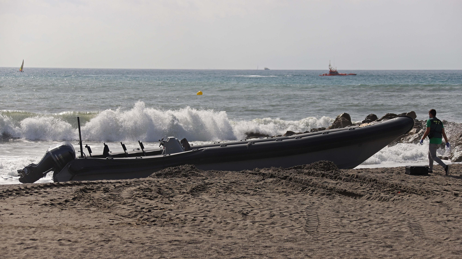 Operativo contra el narcotráfico en la playa de Sotogrande