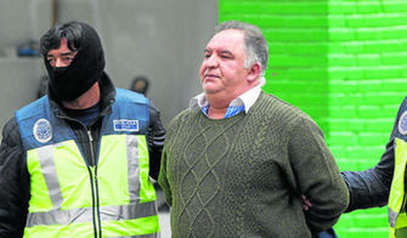 Chafik Jalel Ben Amara Elmedjeri, ayer, conducido por agentes policiales tras su detención.