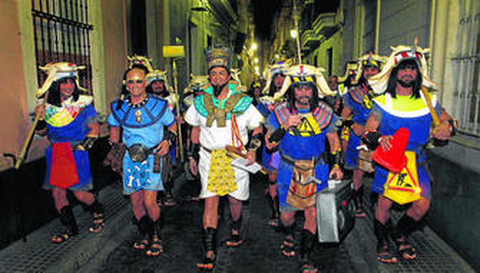'Los polvos egipcios', con José Antonio Vera Luque en el centro, camino del Falla por la calle Enrique de las Marinas.